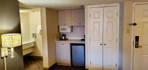 Kjøkken eller kjøkkenkrok på Days Inn by Wyndham Gainesville Florida