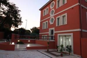 Un edificio rojo con un patio delante. en Palace Rome, en Roma