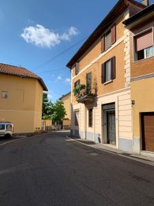 pusta ulica w mieście z budynkami w obiekcie CA FOSCARI Apartments San Siro w Mediolanie