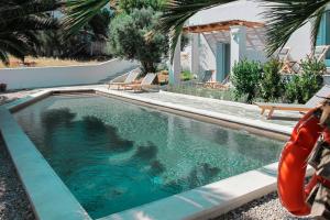 Bazén v ubytování Amphitrite Apartments Skyros nebo v jeho okolí