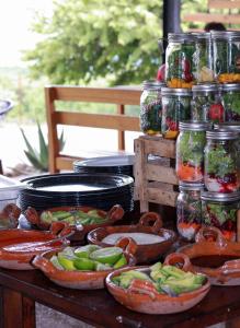 迪坡斯特蘭的住宿－Tendo Glamping，桌子,上面有一罐 ⁇ 菜和一碗食物