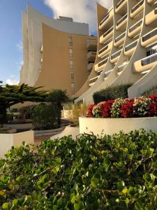 Un bâtiment avec une bande de plantes devant lui dans l'établissement Vue Mer Santa Clara 3, à La Baule