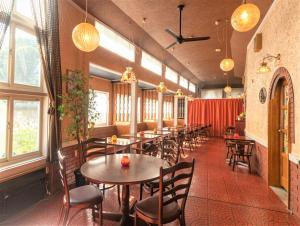 Kagura White Horse Inn في يوزاوا: صف من الطاولات والكراسي في المطعم