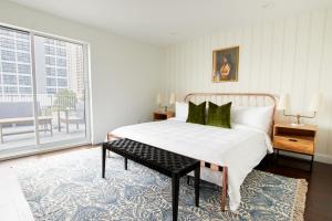 Un pat sau paturi într-o cameră la Sonder Baltimore Place