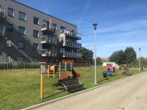 Aire de jeux pour enfants de l'établissement Apartament Lucky