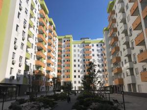 two tall buildings with trees in front of them at Kraljev Park sa parking mestom in Novi Sad