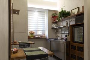 una cucina con lavandino e piano cottura forno superiore di MiraMonti Rooms a Campobasso