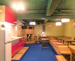 Un restaurante o sitio para comer en Kagura White Horse Inn