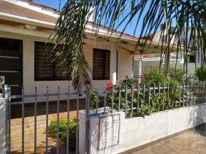 een hek voor een huis met bloemen bij Los Talas in Villa Carlos Paz