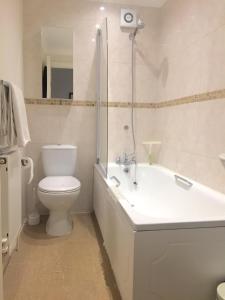 Et badeværelse på Viking Bay House + 12 billeder