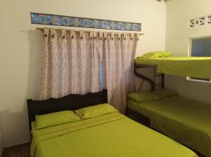 Uma ou mais camas em beliche em um quarto em Centro Vacacional Los Pijaos