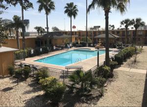 Bazén v ubytování Americas Best Value Inn Laredo nebo v jeho okolí