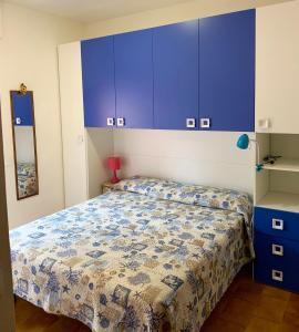 sypialnia z niebieskimi szafkami i łóżkiem w obiekcie Borgo Bellavista Isola Rossa w mieście Isola Rossa