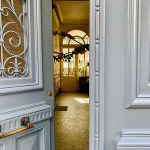 eine Tür, die in ein Zimmer mit Flur führt in der Unterkunft Maison d'Artiste in Gent