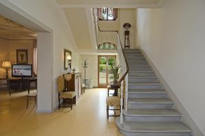 un pasillo con una escalera en una casa en Villa Sestilia Guest House, en Montaione