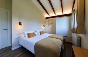 Łóżko lub łóżka w pokoju w obiekcie URAIN Suites - Apartments at Flysch-Coast