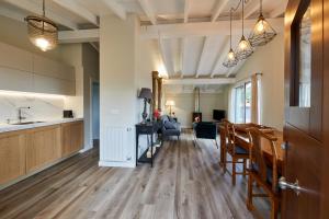 Kuchnia lub aneks kuchenny w obiekcie URAIN Suites - Apartments at Flysch-Coast