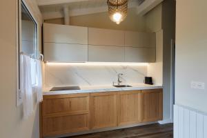 Kuchnia lub aneks kuchenny w obiekcie URAIN Suites - Apartments at Flysch-Coast