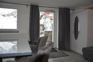 ガルチュールにあるClubdorf Hotel Alpenroseのリビングルーム(テーブル、椅子、窓付)