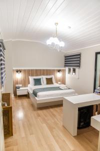 una grande camera da letto con un letto e un lampadario a braccio di LUXIR HOTEL a Istanbul