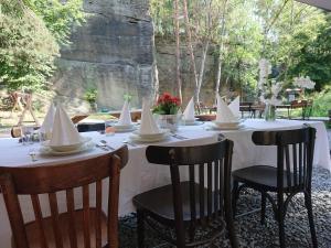 una mesa con servilletas blancas encima en Penzion Kůlna en Slatiňany