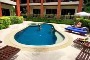 Bazén v ubytování Sun Hill Hotel Patong nebo v jeho okolí