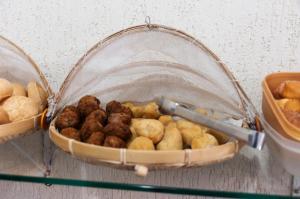 ein Korb mit verschiedenen Lebensmitteln auf einem Tisch in der Unterkunft Hotel Naturalis in Paranaguá
