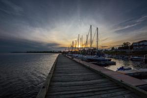- un quai avec des bateaux amarrés dans l'eau au coucher du soleil dans l'établissement RépitBonka et Vélo - Péribonka, à Peribonka