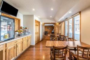Kuchyň nebo kuchyňský kout v ubytování Americas Best Value Inn St. Marys