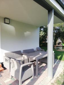 Wolica的住宿－Ranczo Targowe，庭院里的白色桌椅