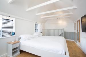 Een bed of bedden in een kamer bij Whitstable Fisherman's Huts