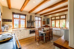 uma grande cozinha com uma mesa e cadeiras em Nooitgedacht Country House em Boesmanspad