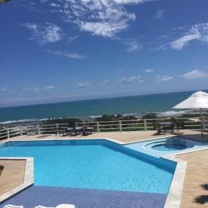 - une piscine avec vue sur l'océan dans l'établissement Casa Alto do Cunhau, à Barra do Cunhaú