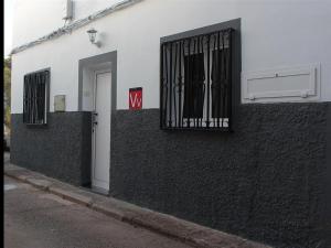 un edificio con una puerta a un lado en Yanez Sweet Home Valsequillo de GC, en Valsequillo