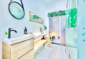 y baño con lavabo y ducha. en hipstercity hostel en Singapur