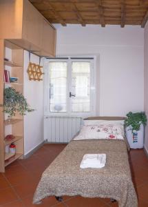 Postel nebo postele na pokoji v ubytování Romantico Balcone in Centro