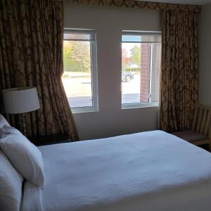 Shemron Suites Hotel tesisinde bir odada yatak veya yataklar