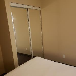 um quarto com uma cama e uma porta de vidro deslizante em Shemron Suites Hotel em Deep River