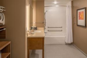 y baño con bañera, lavamanos y ducha. en Staybridge Suites - Hillsboro North, an IHG Hotel en Hillsboro