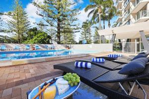 Imagen de la galería de Pacific Regis Beachfront Holiday Apartments, en Gold Coast