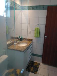 Un baño con lavabo y ducha de cristal. en D Frente Green D 2, en Vila Velha 16 fotos más