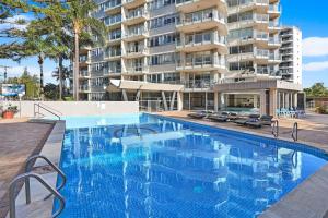 Swimmingpoolen hos eller tæt på Pacific Regis Beachfront Holiday Apartments