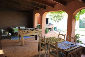 uma sala de estar com uma mesa e cadeiras e uma mesa em Finca Paredes em Valdetorres de Jarama