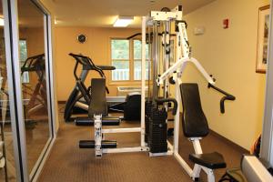 
The fitness center and/or fitness facilities at Mill Creek Hotel
