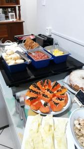 un buffet con muchos tipos diferentes de comida en una barra en Sítio Hotel e Eventos, en Sao Pedro do Sul