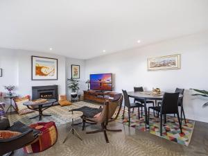 sala de estar con mesa y sillas en Pea Soup Beach en Port Fairy