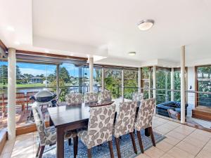 Un comedor con mesa y sillas en Shearwater Riverview Apartment, en Port Fairy