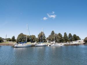 Un grupo de barcos están atracados en un puerto en Spinnakers Waterfront, en Port Fairy 11 fotos más