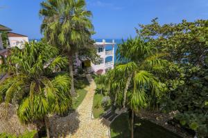 Luftblick auf ein Resort mit Palmen in der Unterkunft Home Sweet Home Resort in Negril