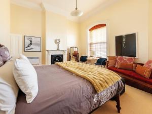 um quarto com uma cama e uma sala de estar em The Ivy Bank em Port Fairy